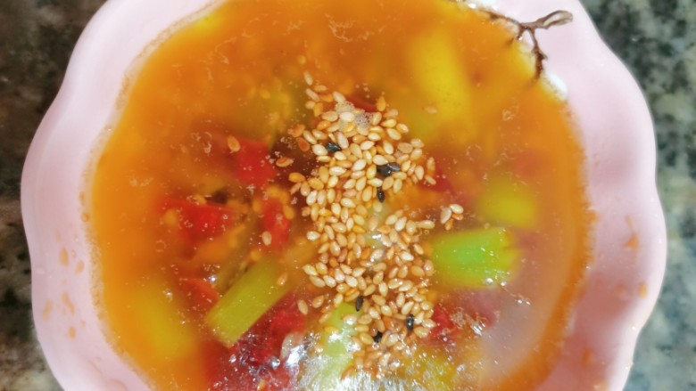 簑衣黄瓜,再把它盛出来,加入炒熟芝麻