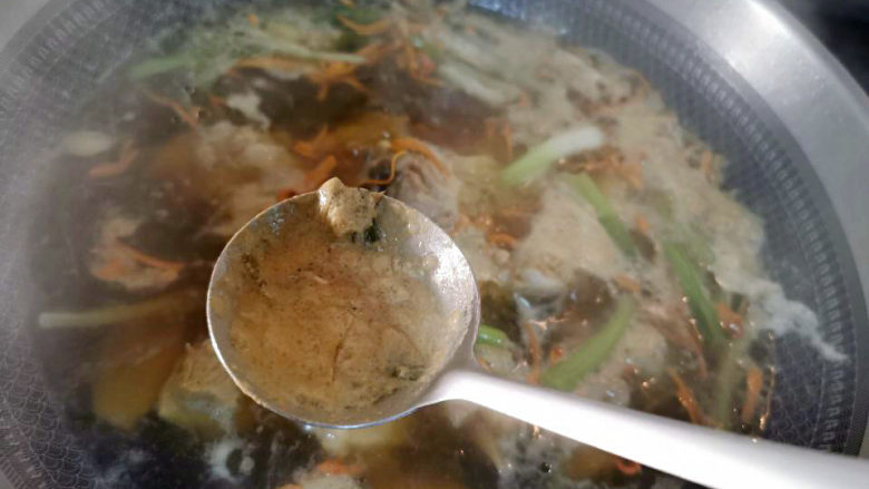 虫草花鸡汤,煮开,捞去浮沫
