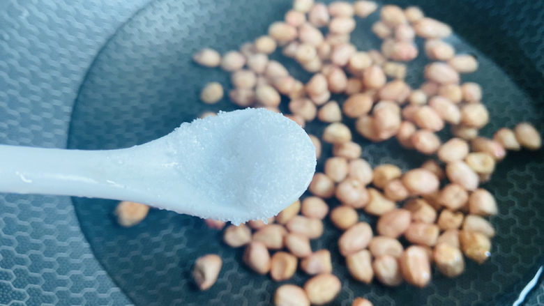 凉拌芹菜花生米,锅中加入适量清水倒入清洗干净的花生米,加入1小茶匙盐