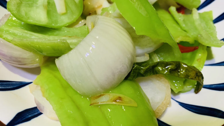 干锅牛杂,炒至焦香,呈碗里