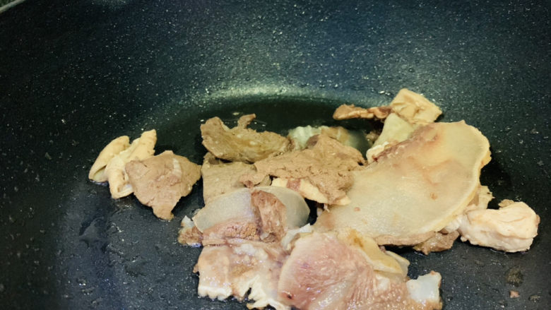 干锅牛杂,热锅加食用油,再加入牛杂