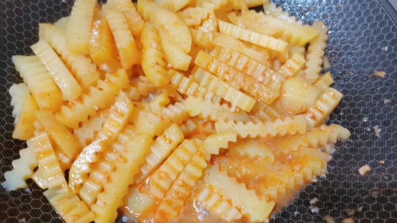 孜然土豆条,翻炒均匀,加少许水焖一会儿