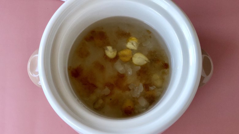 锥栗桃胶雪燕羹,软糯清甜,越喝越美哦,同时放入锥栗仁,继续选择“甜品”功能,煲汤20分钟。