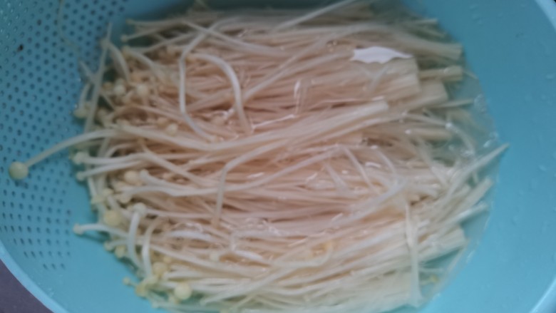 黄瓜凉拌金针菇,<a style='color:red;display:inline-block;' href='/shicai/ 234'>金针菇</a>切去根部,分成小朵,清洗干净