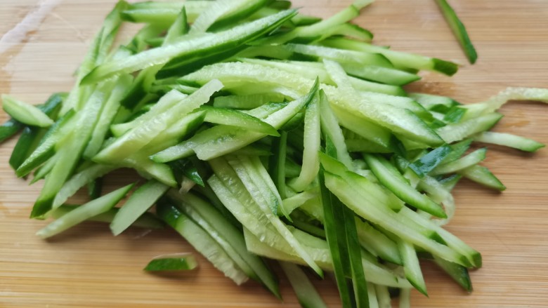 黄瓜凉拌金针菇,黄瓜切丝