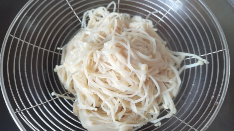 黄瓜凉拌金针菇,捞出沥干水份