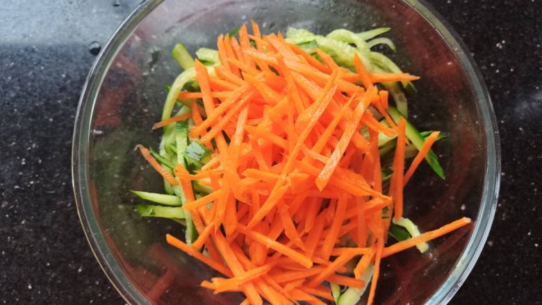 黄瓜凉拌金针菇,金针菇,黄瓜丝,胡萝卜丝放入大碗中