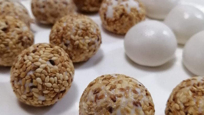炸麻团,再用手搓圆,使芝麻沾的更牢,我做了有芝麻和没有芝麻各半
