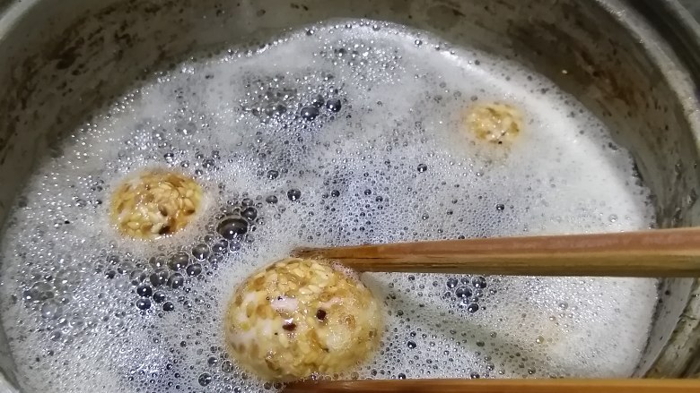 炸麻团,六成油温,加入麻团