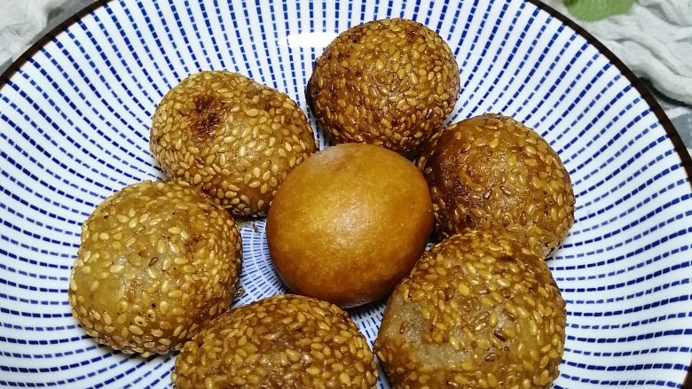 炸麻团,装盘中,大功告成了