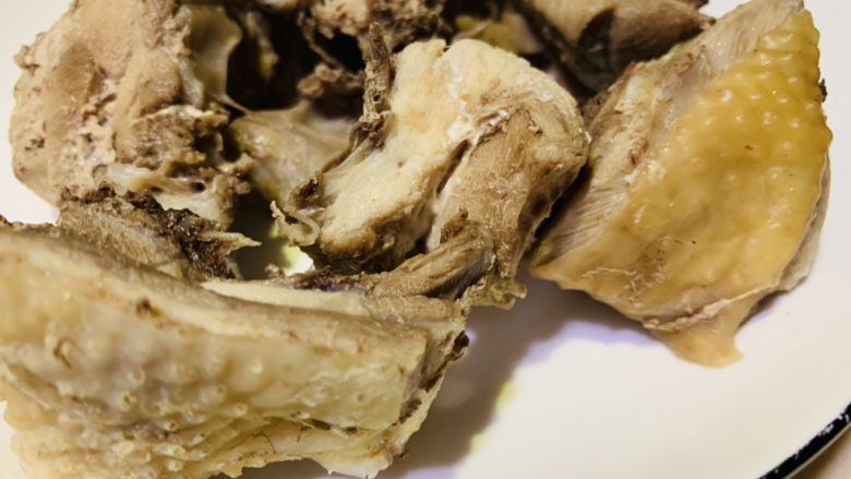 虫草花鸡汤,再用清水冲洗一边,装盘里,待用