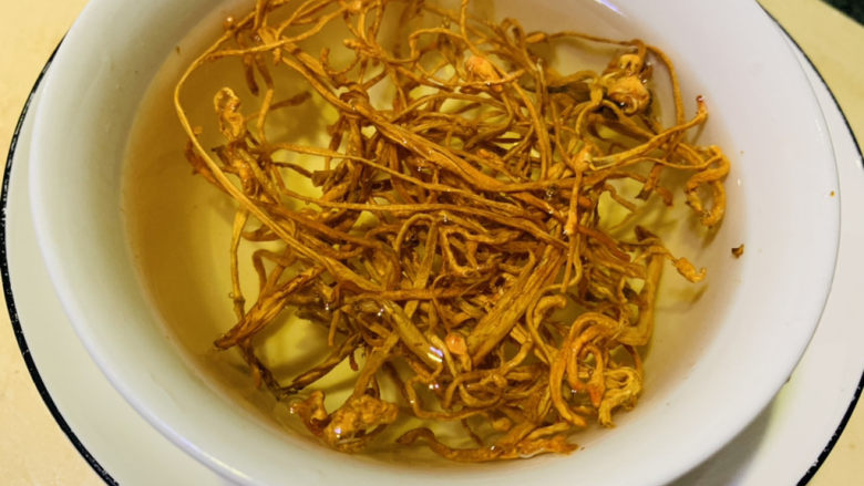 虫草花鸡汤,加入温水,浸泡半小时