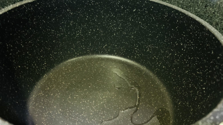 虫草花鸡汤,热锅,加食用油