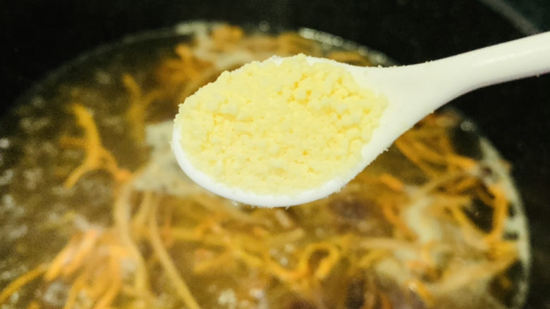 虫草花鸡汤,加<a style='color:red;display:inline-block;' href='/shicai/ 756'>鸡精</a>加盐,搅拌均匀调料