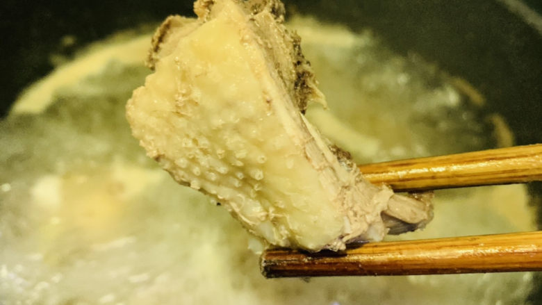 虫草花鸡汤,水开后,再焯水三分钟,捞起