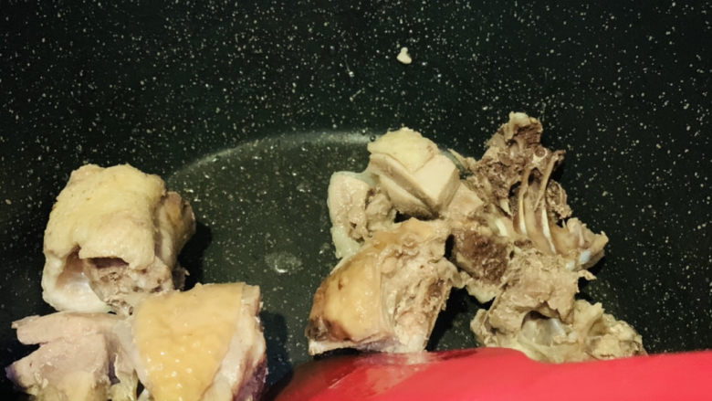 虫草花鸡汤,大火翻炒,将鸡肉水分炒干