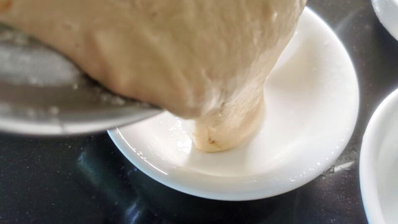 迎财神的传统美食"发糕",倒入碗中