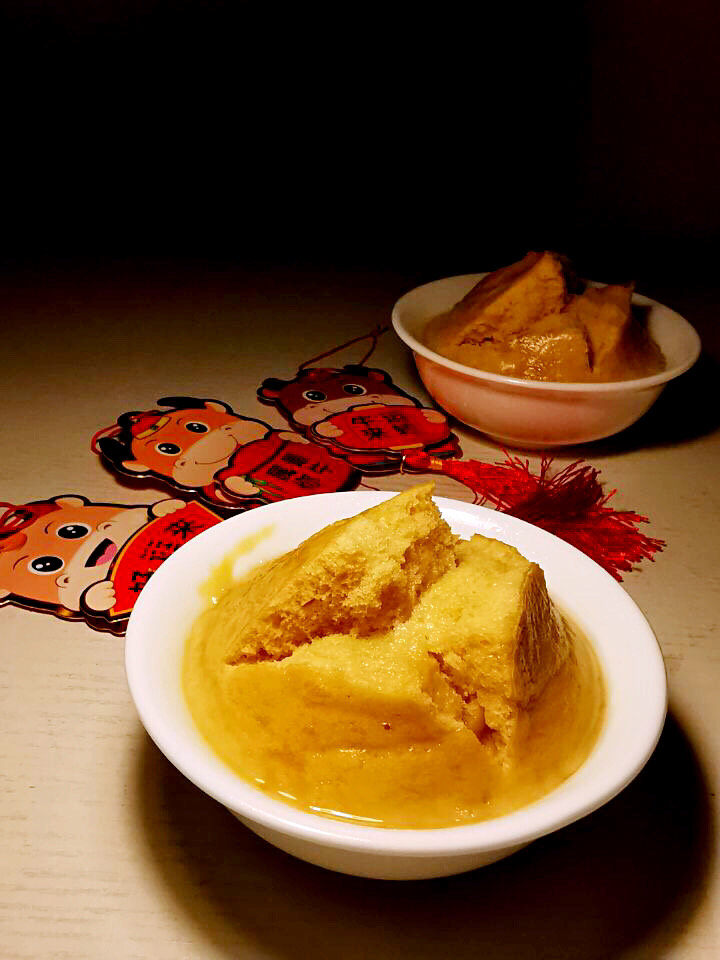 迎财神的传统美食"发糕",刚出锅有点水水的,几分钟后水气散去,裂痕更坚挺