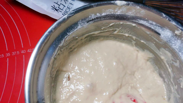 迎财神的传统美食"发糕",拌至无颗粒状态