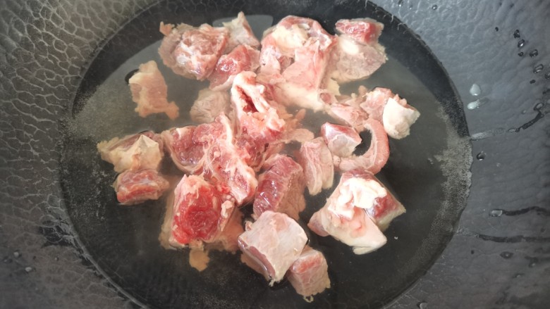 萝卜牛腩煲,锅里水烧开加少许盐,<a style='color:red;display:inline-block;' href='/shicai/ 718'>料酒</a>放入牛腩焯水两分钟