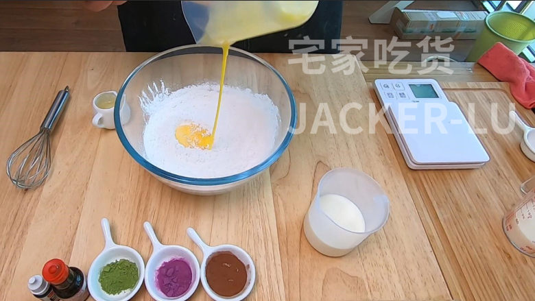 萌萌猫爪麻薯,软软萌萌,香甜软糯,不容错过的新年小甜品。,加入打散的蛋液(55克左右)。