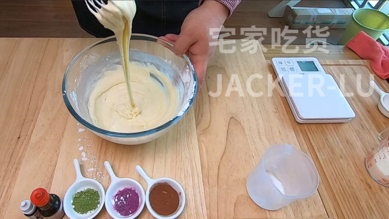 萌萌猫爪麻薯,软软萌萌,香甜软糯,不容错过的新年小甜品。,因为要加干的色素粉,所以面糊需要弄的湿一点,所以面糊提起来1-2秒丝滑滴落的状态就行了。
