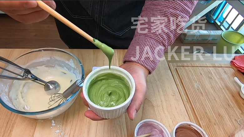 萌萌猫爪麻薯,软软萌萌,香甜软糯,不容错过的新年小甜品。,搅拌到提起面糊缓慢滴落,如果感觉太干的话,可以加一点点牛奶搅拌均匀即可。