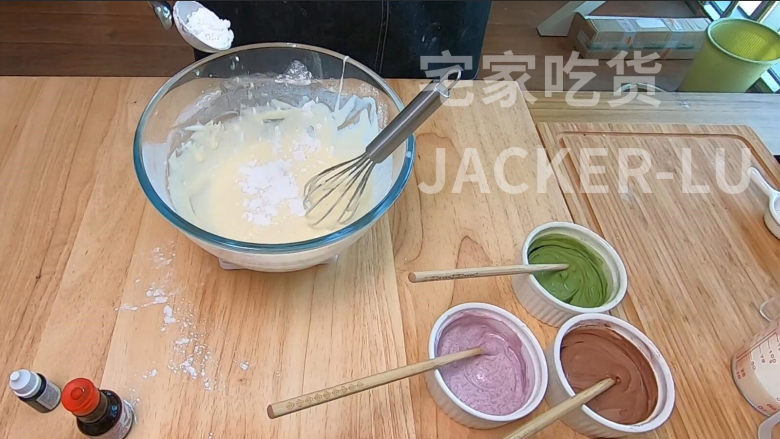 萌萌猫爪麻薯,软软萌萌,香甜软糯,不容错过的新年小甜品。,因为另外两种颜色要加液体色素,所以加了5克的糯米粉,让面糊干一点中和一下。