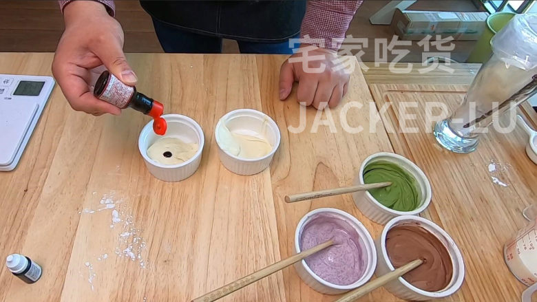 萌萌猫爪麻薯,软软萌萌,香甜软糯,不容错过的新年小甜品。,一份面糊里加入红丝绒液4滴。