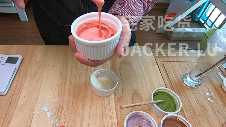 萌萌猫爪麻薯,软软萌萌,香甜软糯,不容错过的新年小甜品。,搅拌均匀,呈粉色面糊即可。