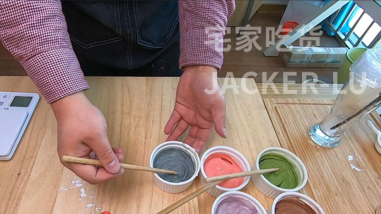 萌萌猫爪麻薯,软软萌萌,香甜软糯,不容错过的新年小甜品。,搅拌均匀,呈灰色面糊即可。
