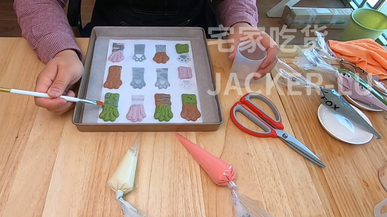 萌萌猫爪麻薯,软软萌萌,香甜软糯,不容错过的新年小甜品。,如果感觉面糊太干挤得有小尖角,可以用毛笔涂一点水上去,抹平尖角。