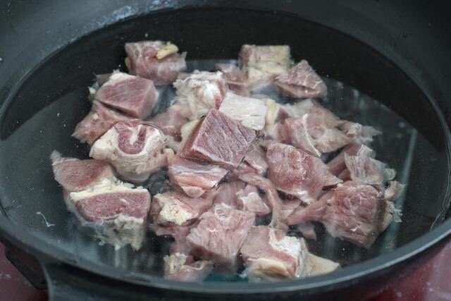 萝卜牛腩煲,牛腩冷水下锅开大火煮至沸腾,用勺子撇去表面浮沫,捞出沥干水分备用。