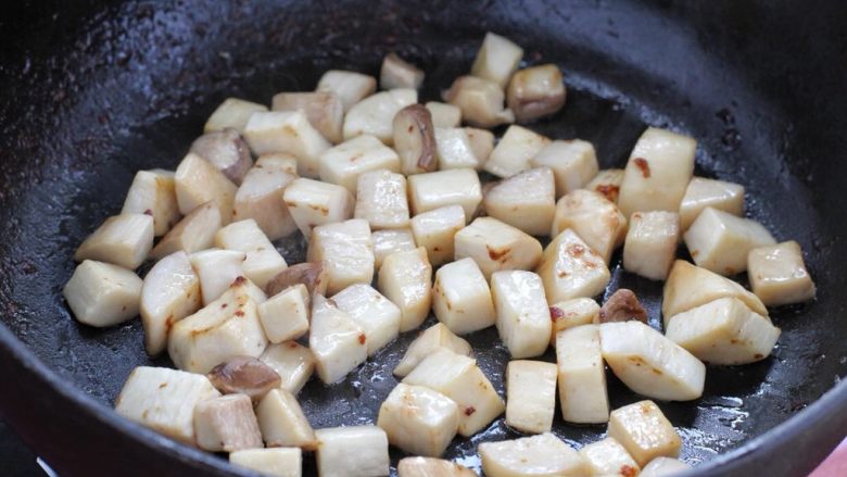 杏鲍菇牛肉粒,就着锅中剩余底油放入杏鲍菇，小火煸炒至杏鲍菇水分蒸发变成软状。