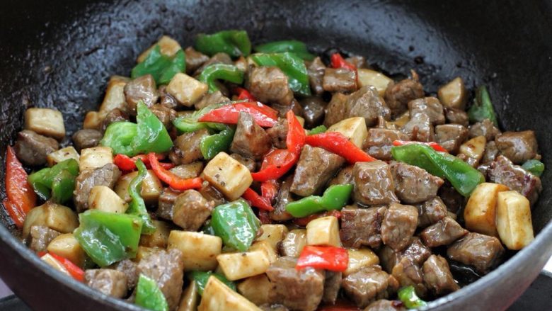 杏鲍菇牛肉粒,再将炒好的牛肉倒进锅中,同杏鲍菇混合翻炒均匀,磨入适量的黑胡椒碎,关火盛出即可。