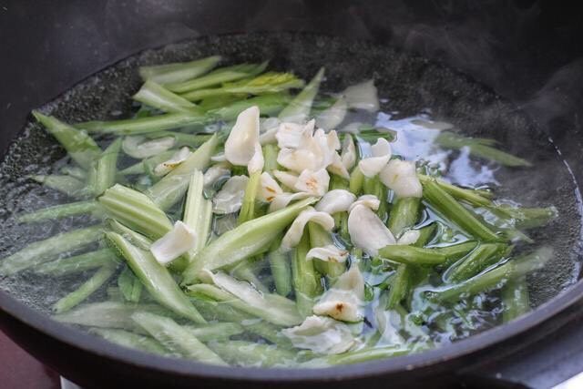 芹菜炒虾仁,锅中烧开水,放入百合焯烫两、三分钟,再放入芹菜烫约一分钟,捞出过凉水备用。