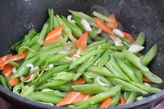 芹菜炒虾仁,再将芹菜、百合和胡萝卜一同放入锅中,大火快速翻炒两分钟,加一汤匙<a style='color:red;display:inline-block;' href='/shicai/ 788'>生抽</a>和适量盐调味。