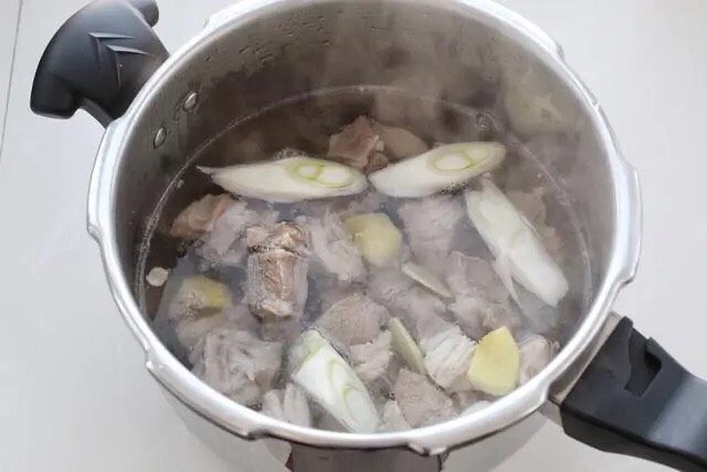 清炖羊肉,将羊肉放进高压锅中,再放入大葱段和姜片,注入热水没过羊肉。用高压锅炖汤水分基本不会减少,如果喜欢喝汤就多加一些水。