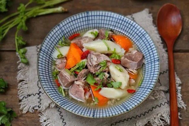 清炖羊肉,一道营养滋补的清炖羊肉就做好了,连汤带肉热乎乎的来一碗,简直太巴适啦!