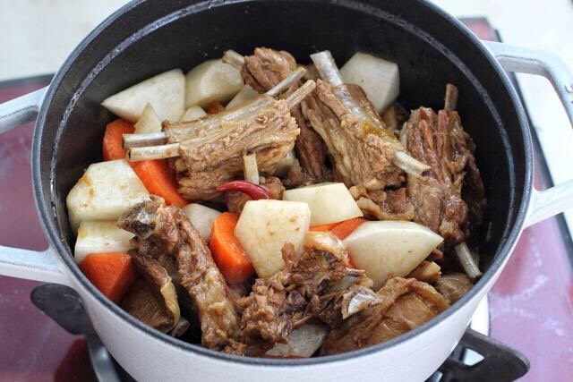 红烧羊肉,待羊排炖至八九分熟后加入萝卜和胡萝卜,加盖继续炖十五分钟。