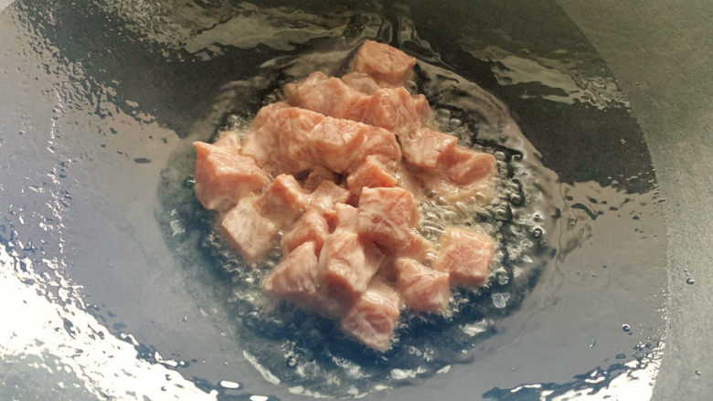 杏鲍菇牛肉粒,搅拌均匀后加入温火中断生。