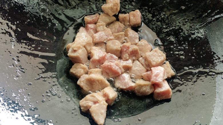 杏鲍菇牛肉粒,不用全熟,即可捞出沥干油备用