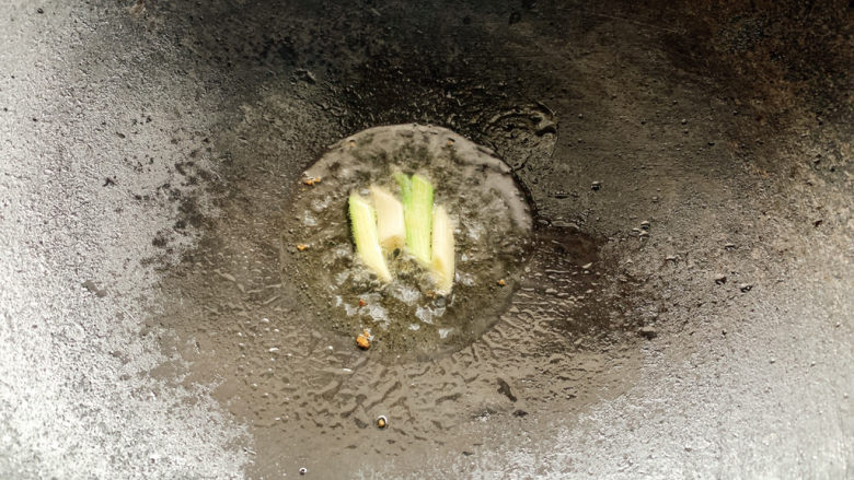 杏鲍菇牛肉粒,锅烧热油,加入葱白爆炒出香味。