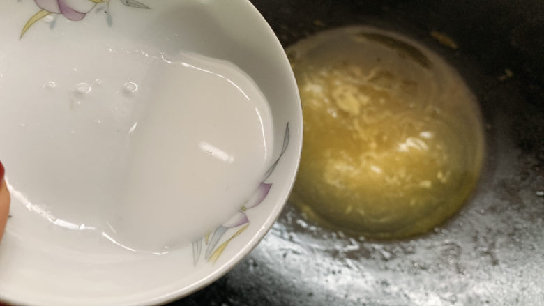 金汤娃娃菜,而后将娃娃菜和金针菇先行捞出,用湿淀粉将剩下的汤勾芡