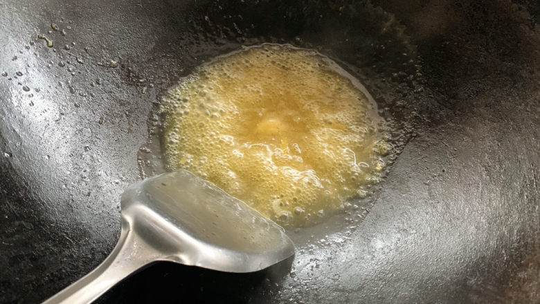 金汤娃娃菜,小火沸腾,用锅铲搅拌一下。