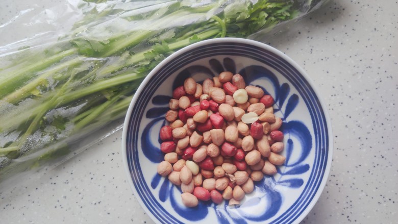 凉拌芹菜花生米,首先我们准备好所有食材