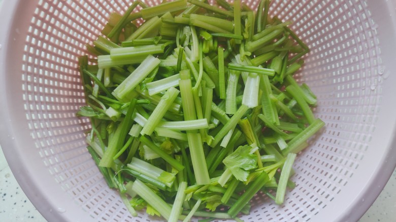 凉拌芹菜花生米,然后切成寸段,控干水分