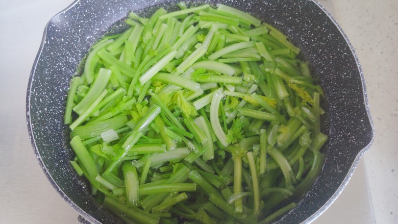 凉拌芹菜花生米,倒入芹菜,煮一分钟