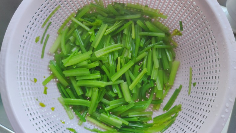 凉拌芹菜花生米,捞出煮好的芹菜,控干水分