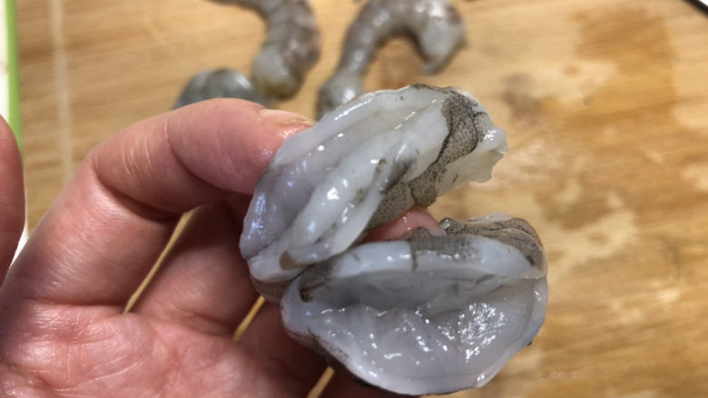 芹菜炒虾仁,像这样背部划开,但是不要弄断